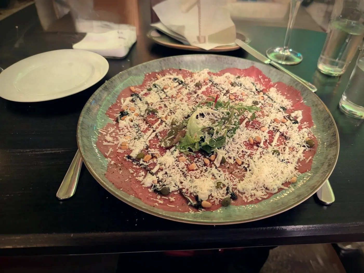Carpaccio met Parmezaanse kaas, kappertjes en sla
