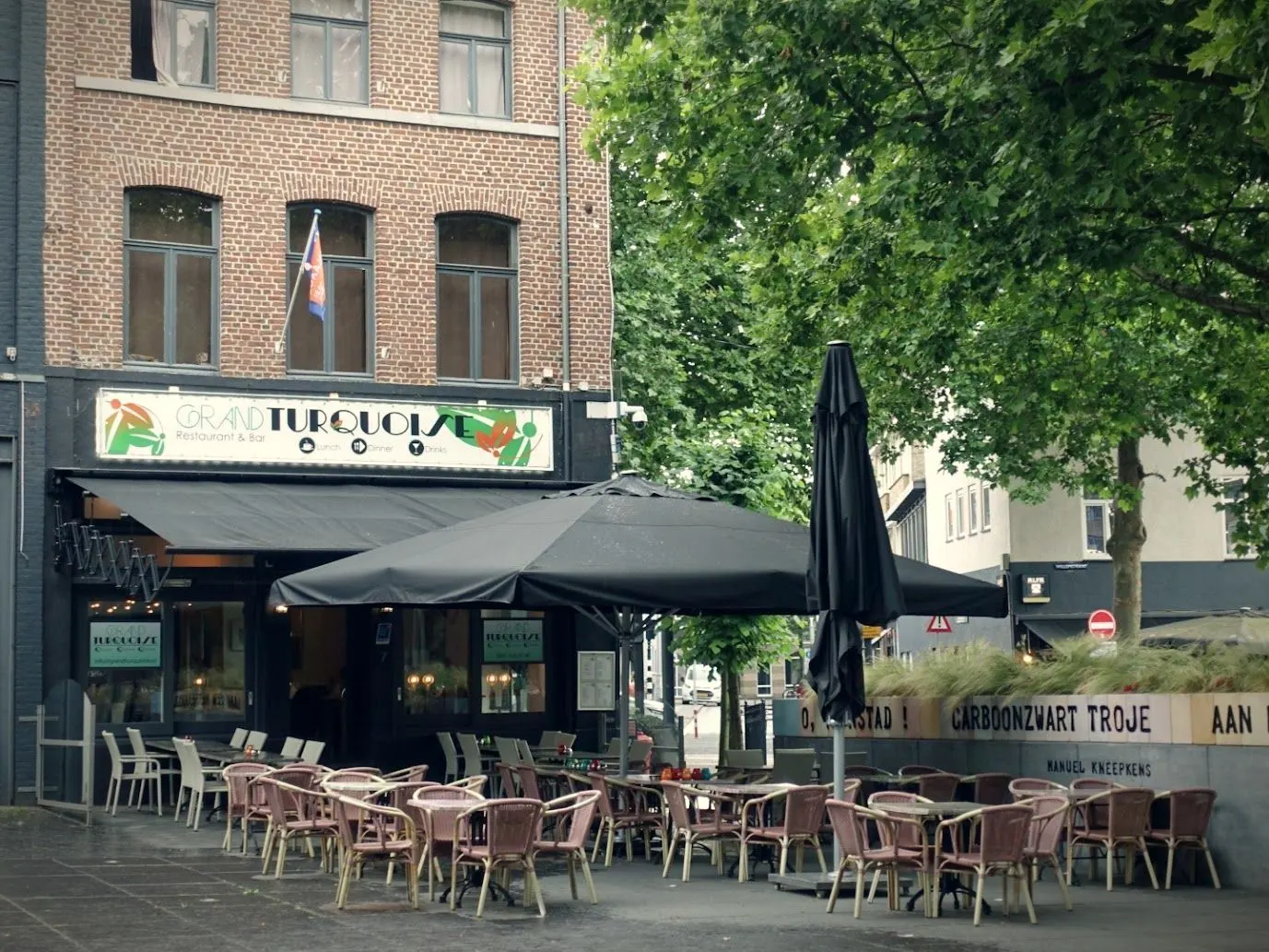 Het terras van Grand Turquoise aan het Wilhelminaplein, onder de bomen