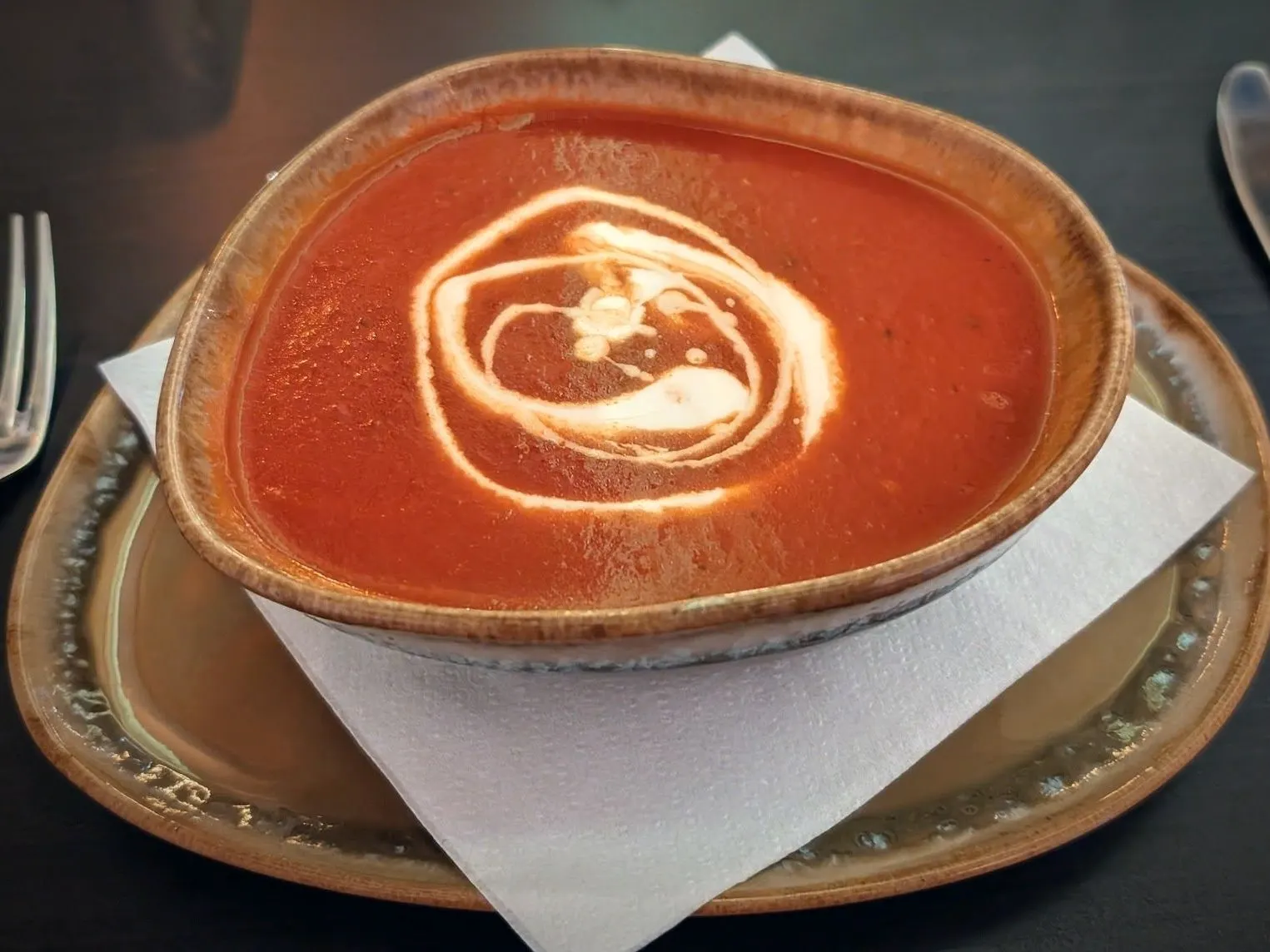 Huisgemaakte tomatensoep met een krul room