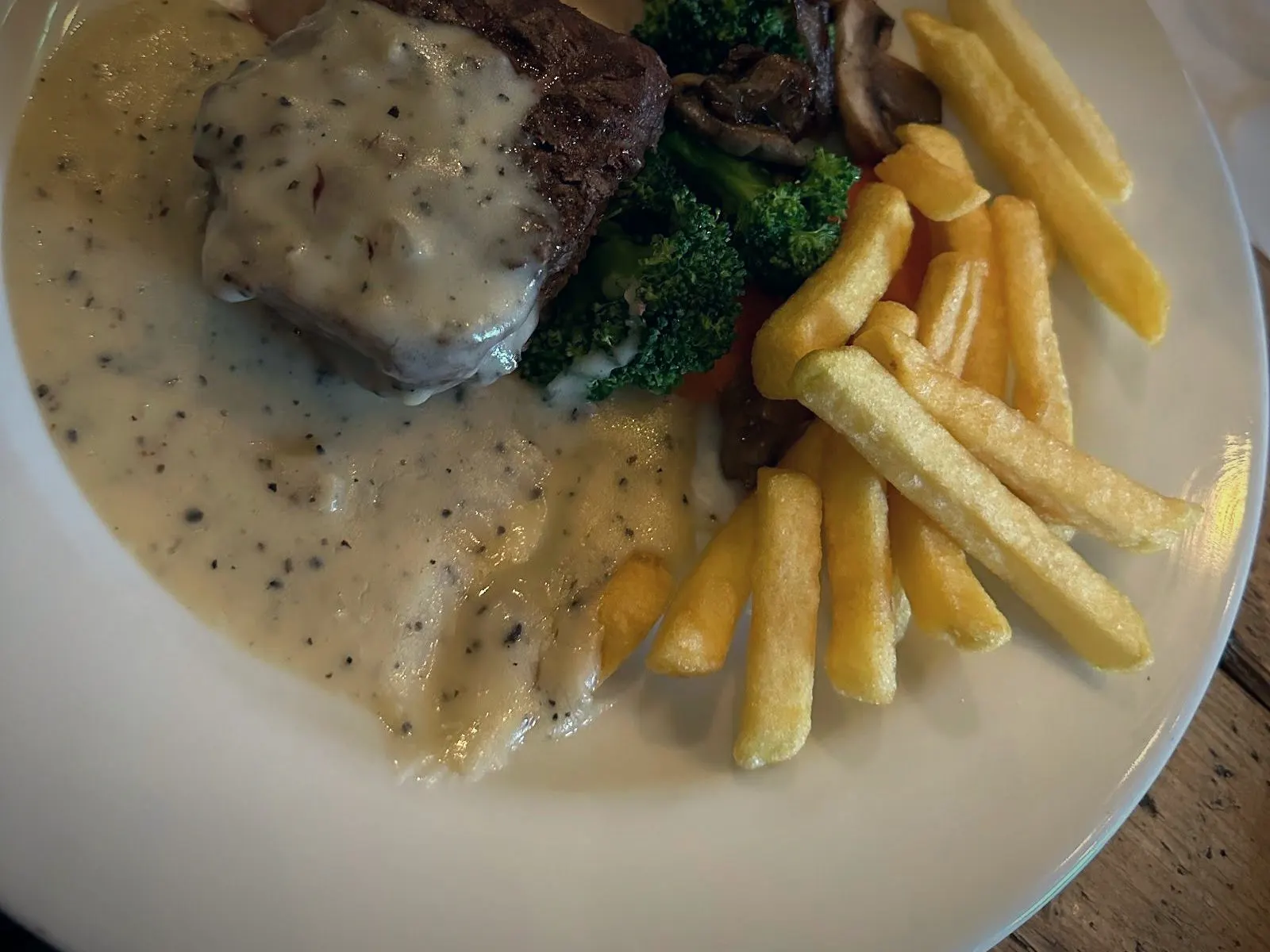 Biefstuk met truffelsaus, broccoli, paddenstoelen en frietjes